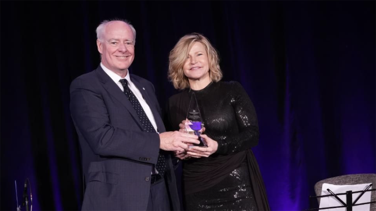 Hon. Perrin Beatty, PC, OC, President and CEO of the Canadian Chamber of Commerce (left), presented the Canadian Business Leader of the Year award to CN President and CEO Tracy Robinson. (CN Photograph)